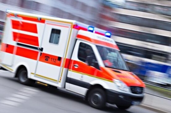 Tödlicher Arbeitsunfall in Klingenthal - Ein Rettungswagen fährt mit Blaulicht. 
