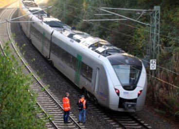 Tödlicher Bahn-Unfall bei Freiberg - Mensch von Zug erfasst -  Halt auf der Strecke: Der Zug der Mittelsächsischen Regionalbahn ist auf den Gleisen in Höhe der Freiberger Brückenstraße zum Stehen gekommen. Gegen 5.30 Uhr war es zu einem tödlichen Unfall gekommen. 