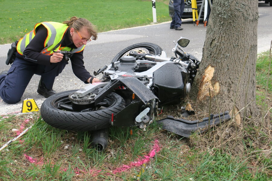 Tödlicher Bikerunfall im Erzgebirge - Der Biker verstarb am Unfallort.