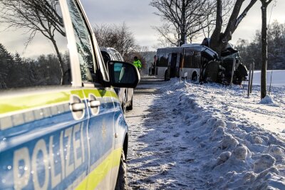 Tödlicher Busunfall erschüttert das Erzgebirge - 500 Meter vor dem Ortseingang Cranzahl kollidierte der Linienbus frontal mit einem Baum, nachdem der Bus einen entgegenkommenden Schneepflug seitlich gestreift hatte.