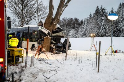 Tödlicher Busunfall im Erzgebirge: Staatsanwaltschaft ermittelt gegen Busfahrer - Die Staatsanwaltschaft hat nach dem tödlichen Busunfall die Ermittlungen wegen des Verdachts der fahrlässigen Tötung und der fahrlässigen Körperverletzung aufgenommen.
