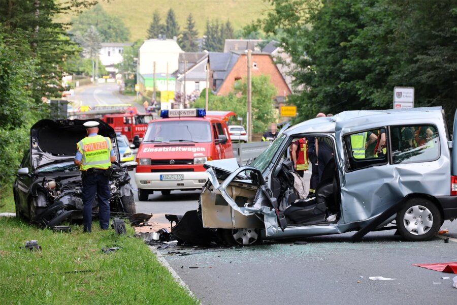 Tödlicher Frontal-Zusammenstoß in Lößnitz: Eine Frau stirbt, Hubschrauber im Einsatz - Die Unfallstelle am Ortsausgang von Lößnitz am Samstagabend.