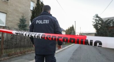 Tödlicher Streit in Limbach-Oberfrohna: Täter gab nur einen Schuss ab - Mit Warnband haben die Ermittler den Tatort in Oberfrohna abgesperrt. Die Anwohner sind angesichts der Tat schockiert.