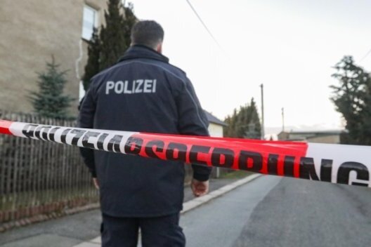 Tödlicher Streit in Limbach-Oberfrohna: Täter gab nur einen Schuss ab - Mit Warnband haben die Ermittler den Tatort in Oberfrohna abgesperrt. Die Anwohner sind angesichts der Tat schockiert.
