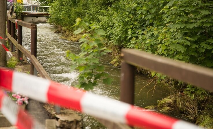 Tödlicher Unfall: 78-jähriger Herolder stürzt in Dorfbach - 