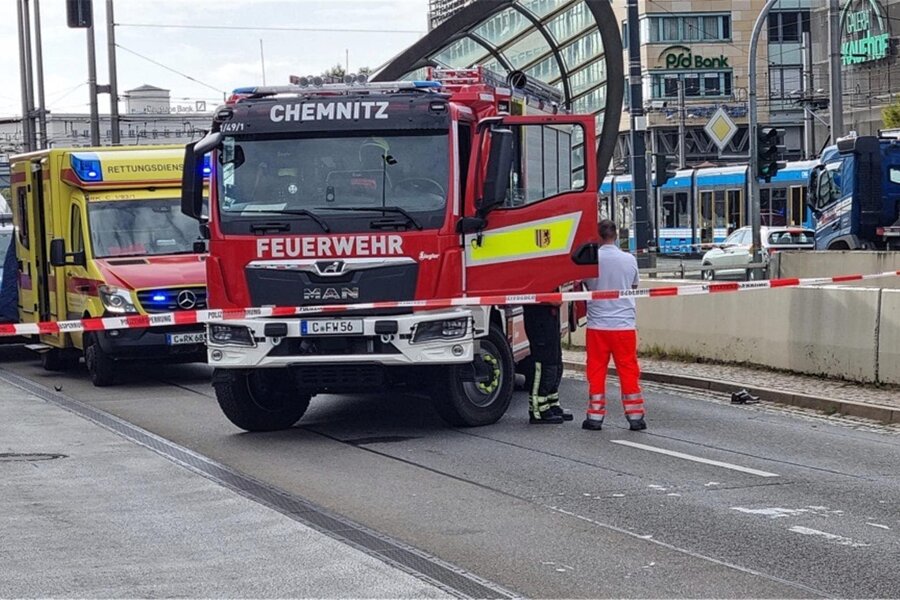 Tödlicher Unfall an Chemnitzer Zentralhaltestelle: Fußgänger von Müllauto überfahren - Bei dem Unfall am Dienstag kam ein Fußgänger ums Leben.