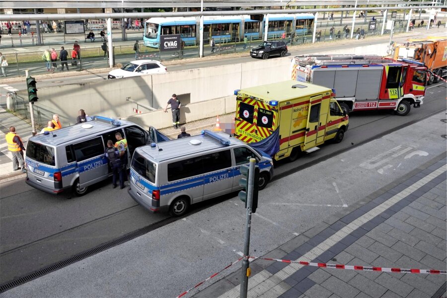 Tödlicher Unfall an Chemnitzer Zentralhaltestelle: Wie kam es dazu? - Die Polizei hatte die Unfallstelle vor dem Tietz weiträumig abgesperrt. Ein 20-jähriger Mann ist dort am Dienstagmittag gegen 13.40 Uhr ums Leben gekommen.