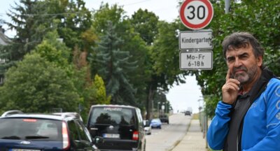 Tödlicher Unfall: Anwohner fordert Blitzer - Anwohner Stefan Kaden steht vor dem Tempo-30-Schild in Taura, wo ein tödlicher Unfall passiert ist.