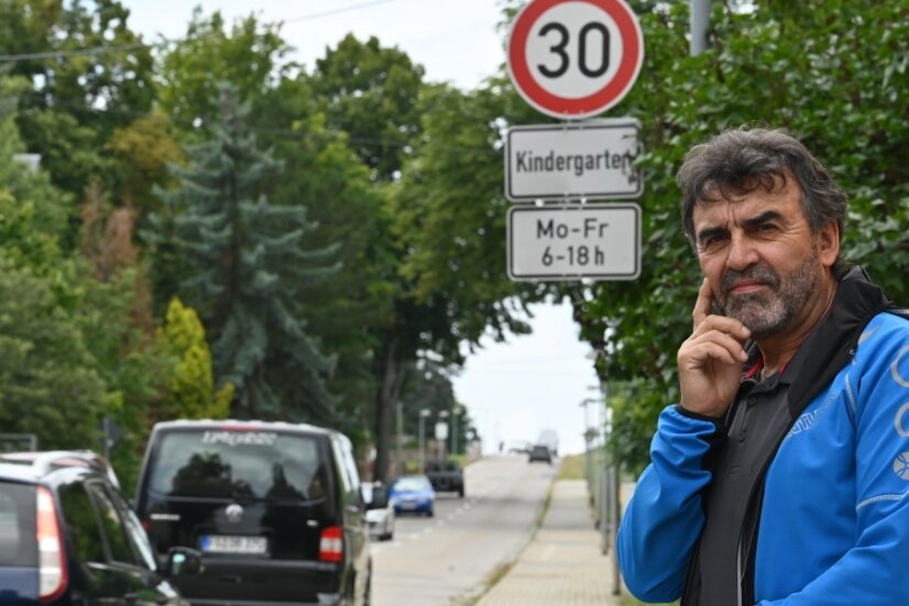 Tödlicher Unfall: Anwohner fordert Blitzer - Anwohner Stefan Kaden steht vor dem Tempo-30-Schild in Taura, wo ein tödlicher Unfall passiert ist.