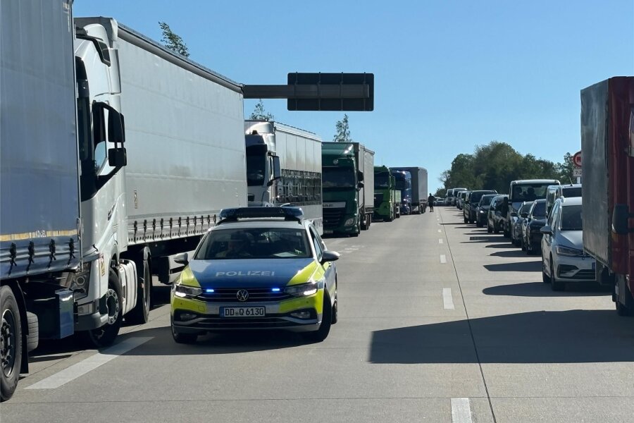 Tödlicher Unfall auf A 72: Autobahn ist in Fahrtrichtung Hof gesperrt - Die A 72 ist infolge eines schweren Unfalls nahe dem Parkplatz Beuthenbach in Fahrtrichtung Hof gesperrt.