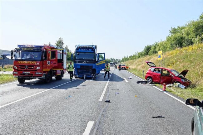 Tödlicher Unfall Auf B 101 Bei Siebenlehn: Gaffer Kennen Offenbar Keine ...