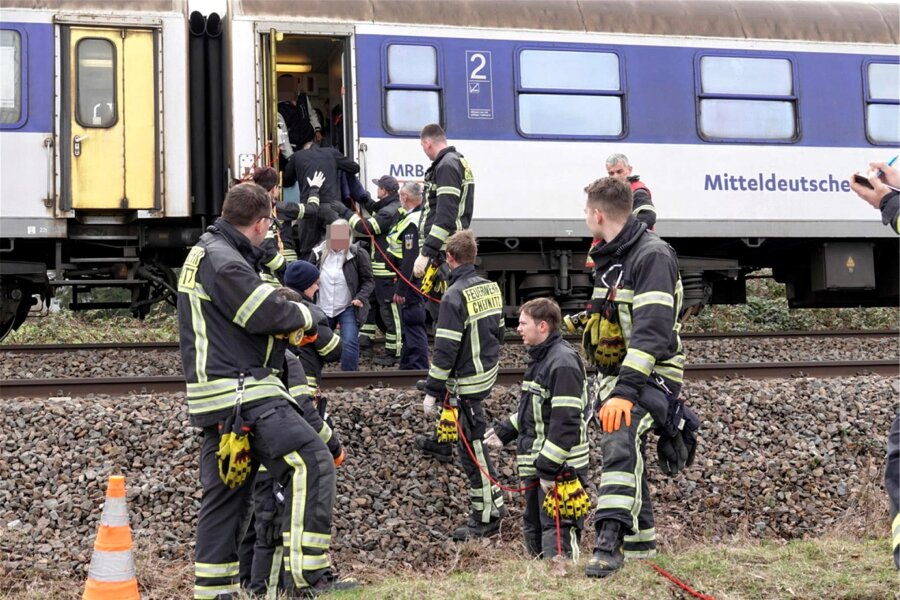 Tödlicher Unfall auf Bahnstrecke zwischen Leipzig und Chemnitz - Etwa 200 Fahrgäste mussten aus dem Zug evakuiert werden. Die Feuerwehr unterstützte sie beim Aussteigen.