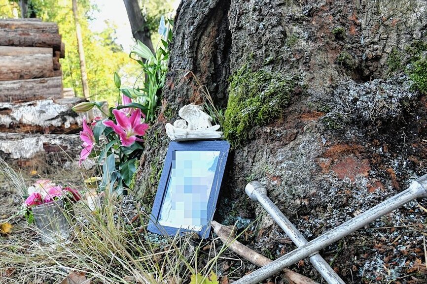 An der Unfallstelle zwischen Oederan und Oberschöna haben Unbekannte Blumen und eine Kerze sowie ein Foto aufgestellt. Auch das Radkreuz neben dem Bild wurde hier abgelegt. 