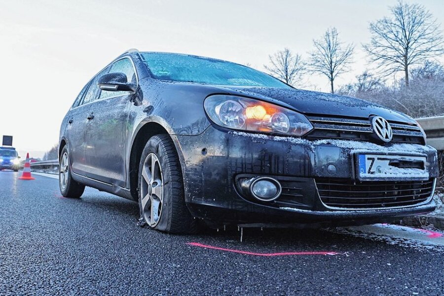 Tödlicher Unfall auf der B 93 - Polizei Zwickau nennt Details - Der defekte Reifen am VW Golf war Ausgangspunkt des verhängnisvollen Unfalls, zu dem Polizei und Rettungsdienst am Donnerstagmorgen auf die B 93 gerufen wurden. 