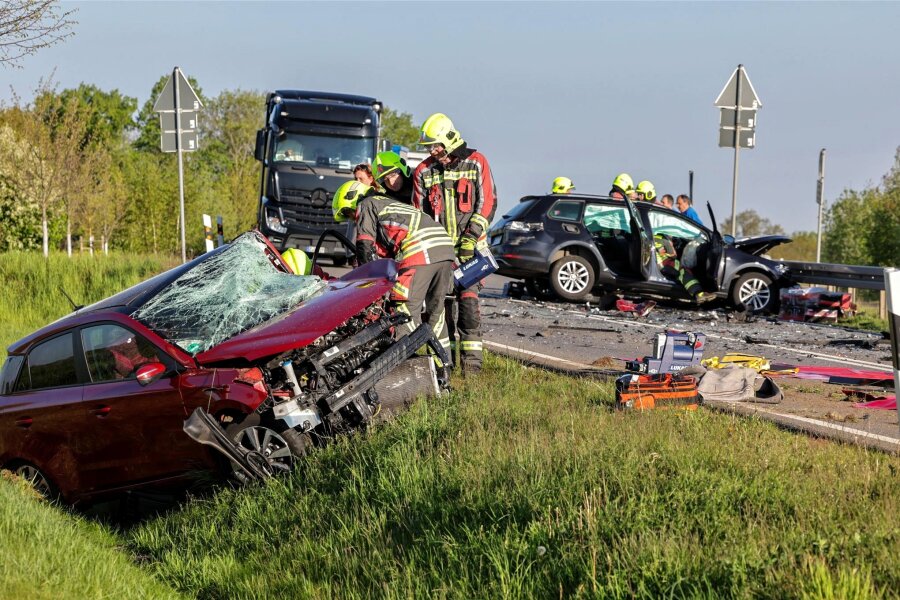 Tödlicher Unfall auf der Freitagstraße bei Zwickau: Amtsgericht verkündet Urteil - Im Hyundai saß ein 33-jähriger Lehrer, der noch an der Unfallstelle starb. Zuvor gab es einen Zusammenstoß mit dem VW der 56-jährigen Angeklagten.