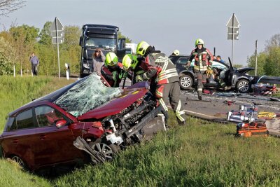 Tödlicher Unfall auf der Freitagstraße bei Zwickau: Staatsanwaltschaft erhebt Anklage wegen fahrlässiger Tötung - Der Fahrer des Hyundai starb nach einem Frontalzusammenstoß mit einem VW noch an der Unfallstelle. Die VW-Fahrerin war in einer Rechtskurve in die Gegenfahrbahn geraten.