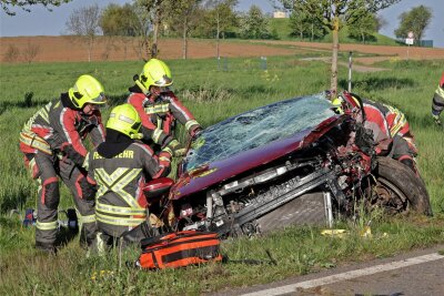 Tödlicher Unfall auf der Freitagstraße bei Zwickau: Wie die Witwe den Prozess am Amtsgericht erlebt hat - Der 33-jährige Lehrer, der im Hyundai saß, starb am 9. Mai 2023 noch an der Unfallstelle.