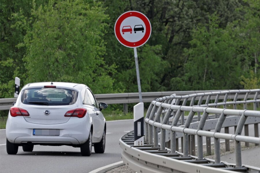 Tödlicher Unfall auf Freitagstraße bei Zwickau: Wendemanöver war nicht Auslöser - Nach den schweren Unfällen mit zwei Todesopfern stehen an der Freitagstraße Überholverotschilder.