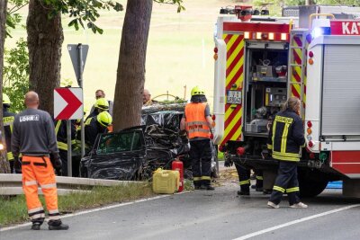 Tödlicher Unfall bei Plauen: Ursache bleibt vorerst ungewiss - Rettungskräfte beim Einsatz auf der B 92: Bei einem schweren Verkehrsunfall kam ein Mensch ums Leben.
