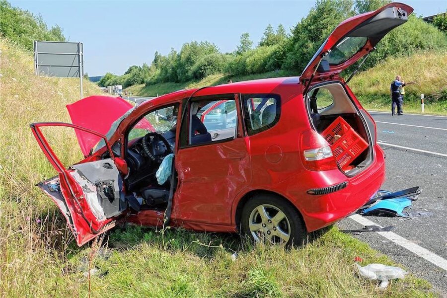 Tödlicher Unfall bei Siebenlehn: Polizei nennt weitere Details - Der Pkw Honda war durch den Aufprall in den Straßengraben geschleudert worden.