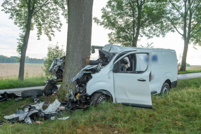 Tödlicher Unfall bei Zwönitz: Transporter kracht gegen Baum - Ein tödlicher Unfall hat sich am Montagmorgen zwischen Zwönitz und Dittersdorf ereignet.