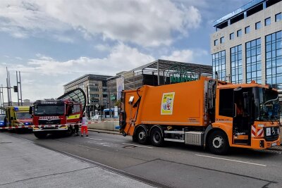 Tödlicher Unfall in Chemnitz: Am Streit beteiligte Männer sind identifiziert - Der Fahrer, der Beifahrer und drei weitere Personen mussten vom Kriseninterventionsteam betreut werden.