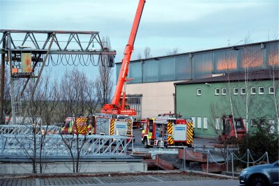 Tödlicher Unfall in Mühlau: Arbeiter stürzt durch Hallendach - In Mühlau stürzte am Donnerstag ein Mann durch das Dach einer Lagerhalle. Der 47-Jährige starb.