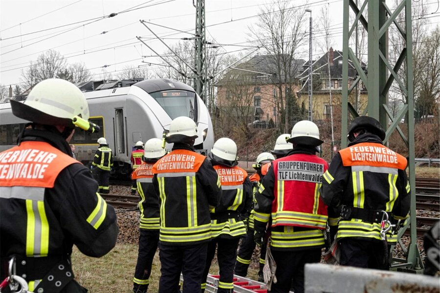 Tödlicher Unfall in Niederwiesa: Auswirkungen auf Zugverkehr zwischen Dresden und Chemnitz - Die Feuerwehren von Niederwiesa und Lichtenwalde waren am Bahnhof im Einsatz.