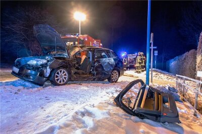 Tödlicher Unfall in Tannenberg: Fahrer stand unter Alkoholeinfluss - Feuerwehrleute mussten die Fahrertür des Seats mit hydraulischem Rettungsgerät entfernen.