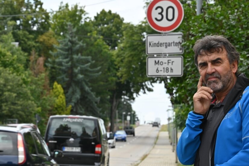 Anwohner Stefan Kaden steht vor dem Tempo-30-Schild in Taura, wo ein tödlicher Unfall passiert ist.
