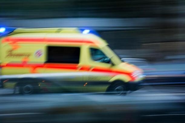 Tödlicher Unfall in Zwickau: Fahrzeug erfasst Fußgängerin - Eine 79 Jahre alte Fußgängerin ist bei einem Unfall am Freitagvormittag in Zwickau tödlich verletzt worden. 
