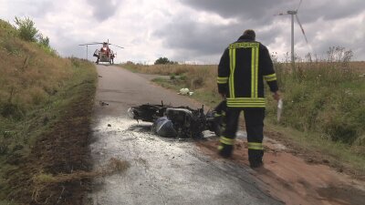 Tödlicher Unfall: Krad-Fahrer stürzt Böschung hinab - Am Nachmittag ist ein Biker an der Verbindungsstraße S 286 zwischen Mülsen und Crossen tödlich verunglückt.