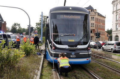 Tödlicher Unfall: Straßenbahn erfasst Radfahrerin - Polizei sucht Zeugen - 