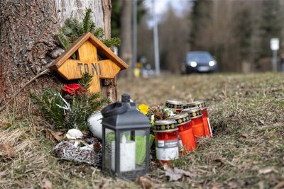 Tödlicher Unfall von Tannenberg: Deshalb muss der Fahrer doch nicht ins Gefängnis - Im Dezember 2021 ereignete sich in Tannenberg eine Tragödie. An den verstorbenen Mitfahrer wird noch heute erinnert.