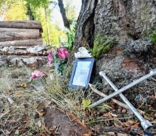 Tödlicher Unfall: Zeugen melden sich - An der Unfallstelle zwischen Oederan und Oberschöna haben Unbekannte Blumen und eine Kerze sowie ein Foto aufgestellt. Auch das Radkreuz neben dem Bild wurde hier abgelegt. 