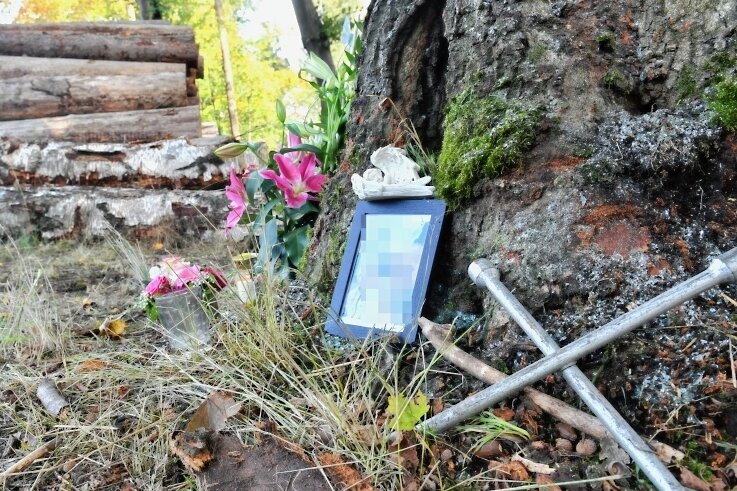 Tödlicher Unfall: Zeugen melden sich - An der Unfallstelle zwischen Oederan und Oberschöna haben Unbekannte Blumen und eine Kerze sowie ein Foto aufgestellt. Auch das Radkreuz neben dem Bild wurde hier abgelegt. 