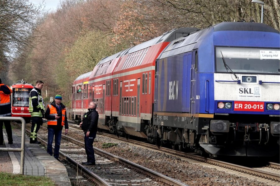 Tödlicher Unfall: Zugstrecke zwischen Chemnitz und Leipzig gesperrt - 121 Fahrgäste müssen aus einem Zug evakuiert werden.