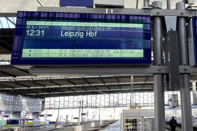 Tödlicher Unfall: Zugstrecke zwischen Chemnitz und Leipzig gesperrt - Die Anzeigetafel im Chemnitzer Hauptbahnhof zeigte die nächste Zugverbindung an.