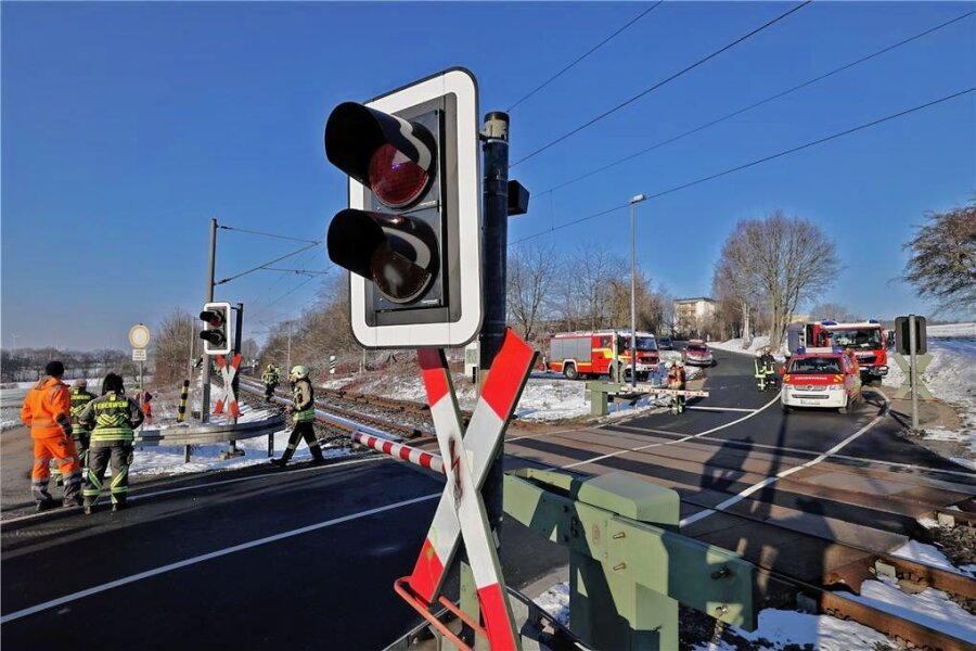 Tödlicher Unfall: Zugverkehr zwischen Zwickau und Chemnitz war mehrere Stunden gestört - Bei einem Unfall ist am Dienstagmorgen am Bahnübergang Nutzunger Straße eine Person ums Leben gekommen.