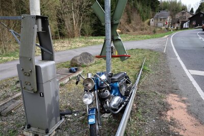 Tödlicher Verkehrsunfall im Erzgebirge: Motorradfahrer erliegt seinen Verletzungen - Der Fahrer kam mit seinem Motorrad nach rechts von der Fahrbahn ab und kollidierte mit einem Andreaskreuz.