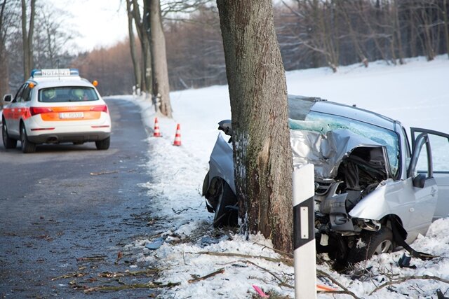 Tödlicher Verkehrsunfall nahe Ehrenfriedersdorf - Der Kia prallte am Freitag auf der S222 frontal gegen einen Baum.