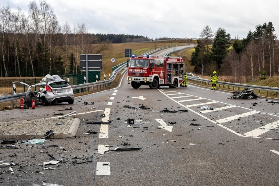 Tödlicher Verkehrsunfall zwischen Schneeberg und Kirchberg - Auf dem Autobahnzubringer Richtung Kirchberg ist ein 41-Jähriger in einen Lkw gefahren und tödlich verunglückt.