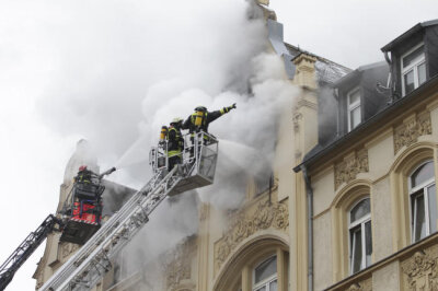 Tödlicher Wohnhausbrand in Plauen: 27-Jähriger zu lebenslanger Freiheitsstrafe verurteilt - 