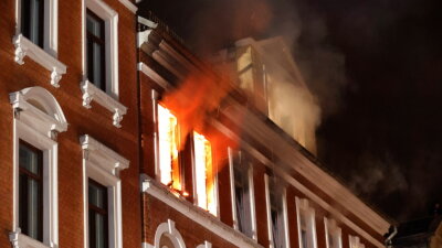 Tödlicher Wohnungsbrand in Chemnitz: Ein Mann stirbt, vier Menschen verletzt - Das Feuer war gegen Mitternacht gemeldet worden.