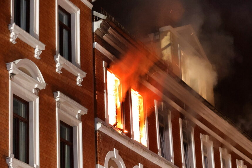 Tödlicher Wohnungsbrand in Chemnitz: Ein Mann stirbt, vier Menschen verletzt - Das Feuer war gegen Mitternacht gemeldet worden.