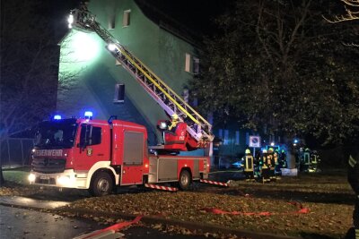 Tödlicher Wohnungsbrand in Reuth: Polizei schließt Fremdeinwirkung aus - Löscheinsatz der Feuerwehren in der Nacht zu Sonntag im Weischlitzer Ortsteil Reuth.
