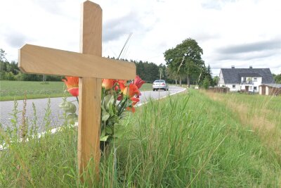 Tödliches Ende einer Pedelec-Fahrt bei Helbigsdorf: „Ich hörte nur einen Knall, einen Aufschrei“ - An den tödlichen Unfall vom 31. Juli 2022 erinnert in Helbigsdorf ein hölzernes Kreuz.