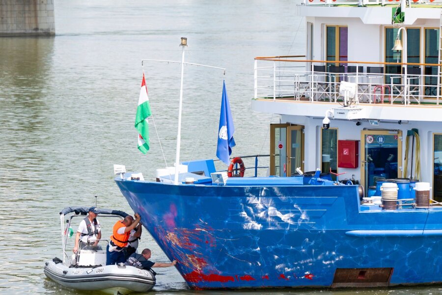 Tödliches Schiffsunglück in Ungarn - Kapitän festgenommen - Polizeiermittler untersuchen im ungarischen Komarom den Bug eines Flusskreuzfahrtschiffes nach einer mutmaßlichen Kollision.
