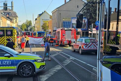 Tödliches Unfalldrama: Lkw schleift 87-Jährigen 600 Meter durch Plauen - Die B 173 in Plauen wurde im Bereich Hofer Straße wegen eines Rettungseinsatzes voll gesperrt. Ein 87-Jähriger war bereits im Bereich der Neuen Elsterbrücke unter einen Lastzug geraten und erlag seinen Verletzungen.