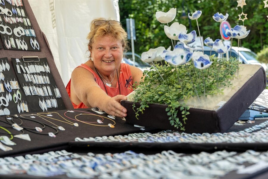Töpfermarkt in Auerbach: Nicht nur die Hitze macht den Handwerkern zu schaffen - Elke Gründemann war zum ersten Mal auf dem Auerbacher Töpfermarkt dabei. Sie hatte besonders filigrane Arbeiten mitgebracht.